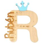 Inicial de madera con corona azul