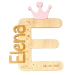 Inicial de madera con corona rosa