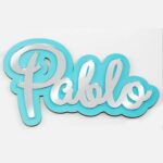 Nombre en espejo sobre madera de color azul