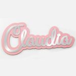 Nombre en espejo sobre madera de color rosa