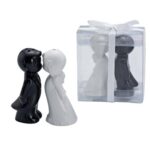 Salero y pimentero novios beso