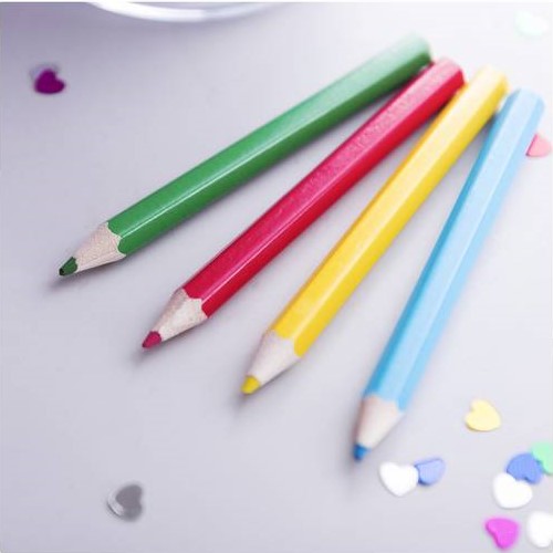 Taza de plástico con plantillas y lápices para colorear