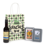 detalles de boda para hombres vino y baraja cartas
