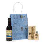 Botella de vino y llavero de madera en estuche de bambú