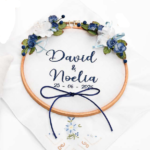 Bastidor porta alianzas con flor azul