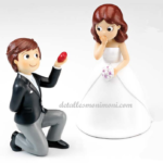 Novio entregando corazón a novia